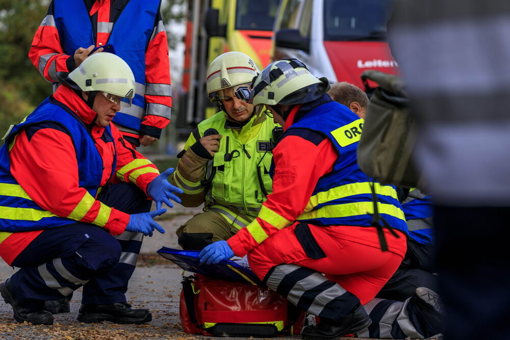 Audi kracht in Wohnhaus – Fahrer (27) muss schwerverletzt aus dem Wrack geschnitten werden!