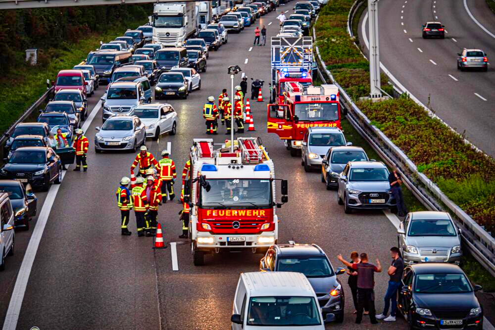 Massenkollision auf der Autobahn - Kilometerlanger Stau nach Vollpserrung!