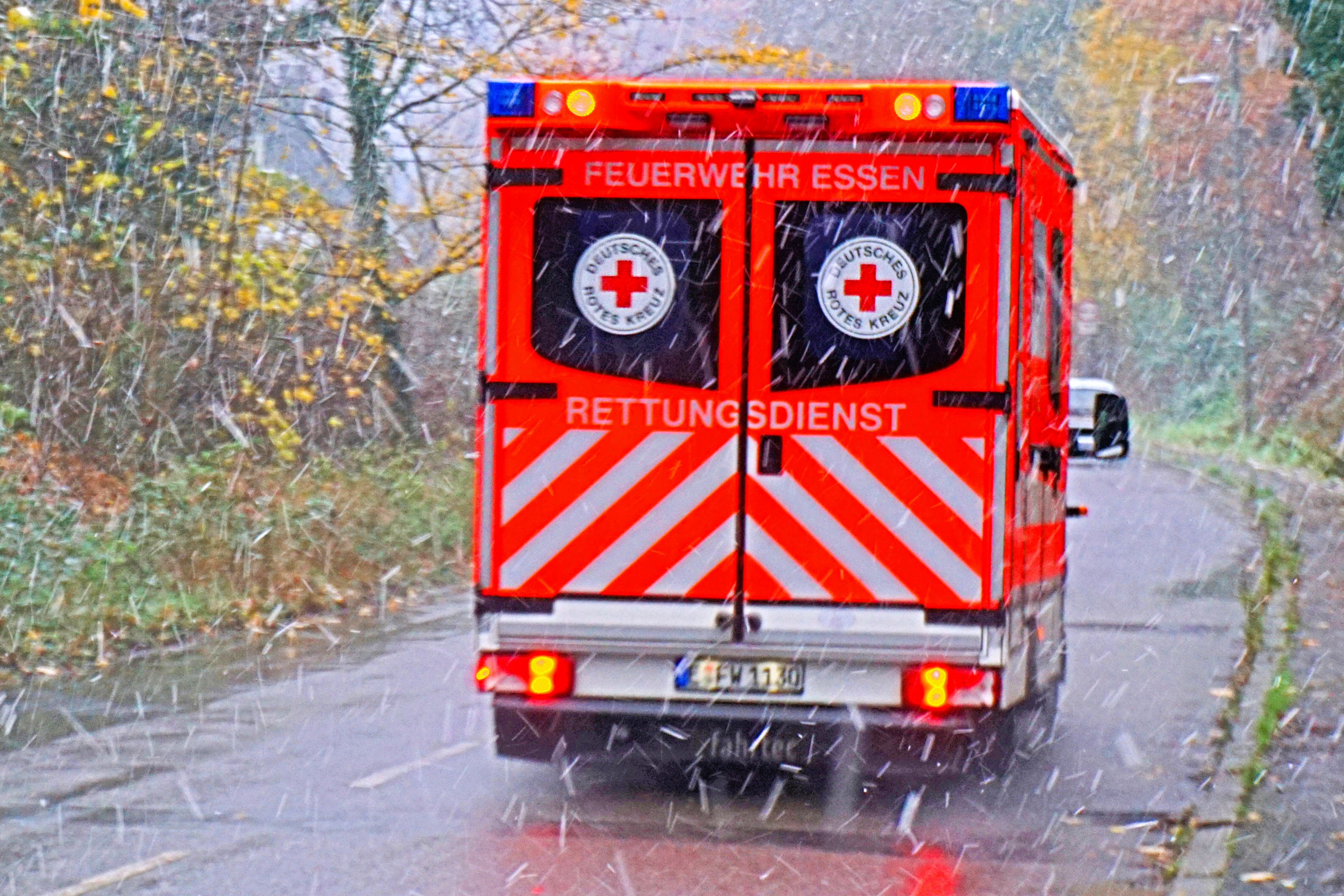 Irre! Krankenwagen samt Patientin geklaut! 31-jähriger in Bayern dreht durch!