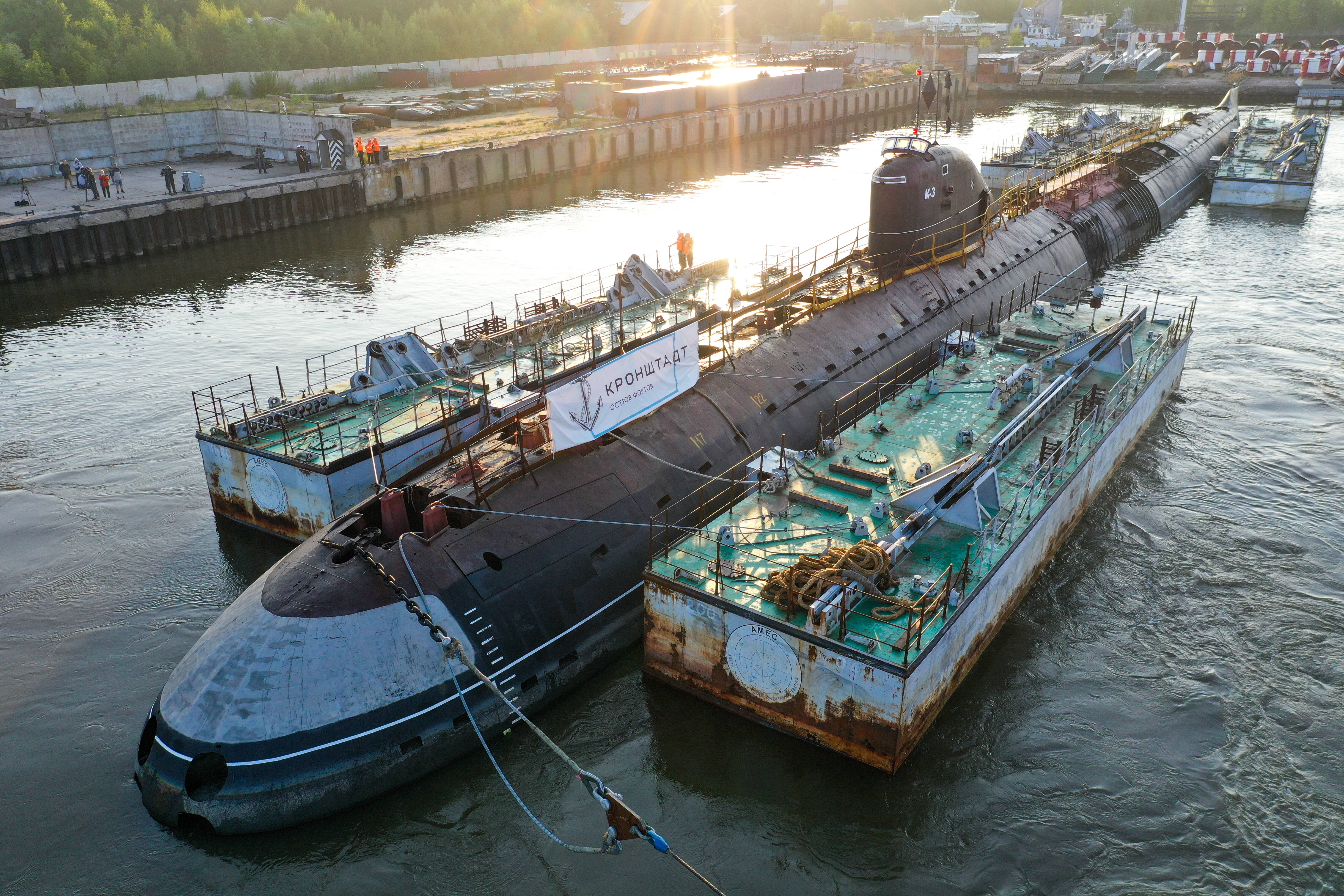 Putin verschanzt sich im Kreml - Russischer Präsident weiht atomares U-Boot per Videoschalte ein!