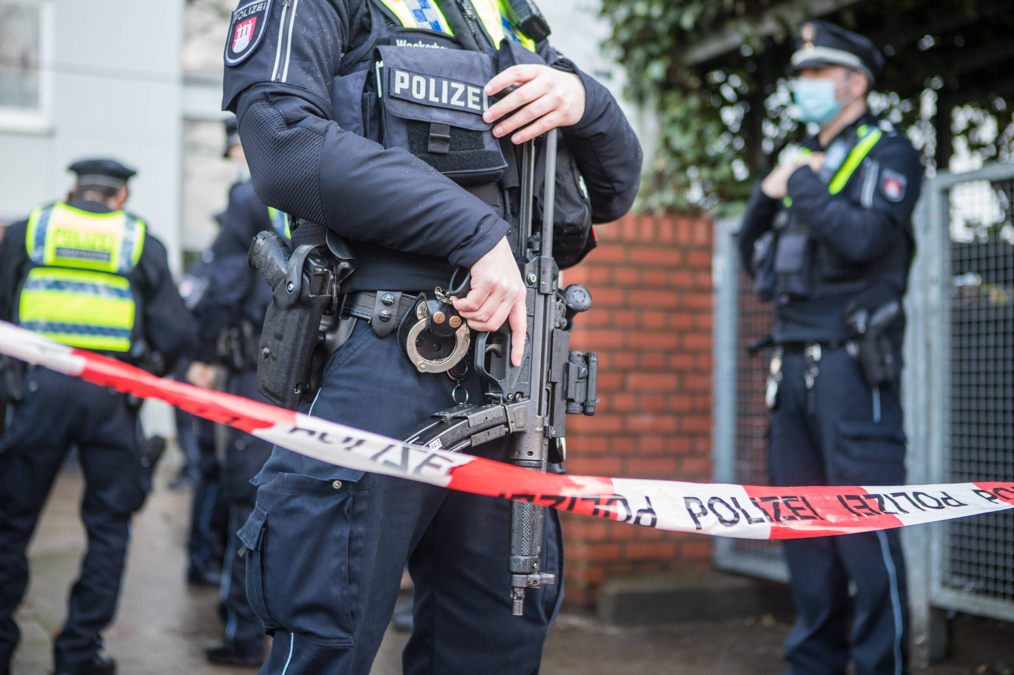 Polizei schießt auf bewaffneten Angreifer!  - Polizisten stoppen anstürmenden Mann durch gezielten Schuss
