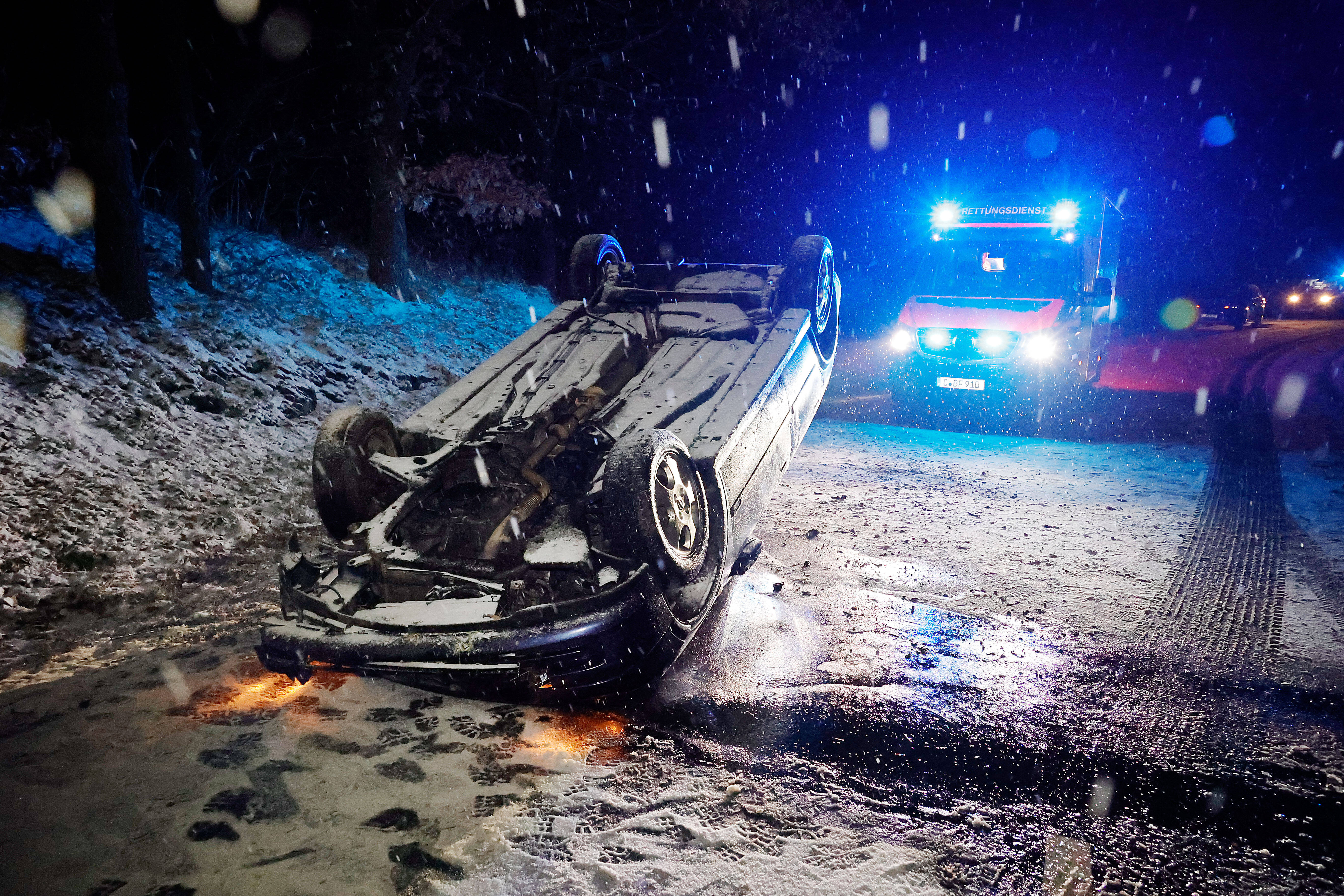 Familie verunglückt schwer! Drei Helis im Einsatz! - Ein Todesopfer und 6 Schwerverletzte -  2 Kinder unter den Verletzten!