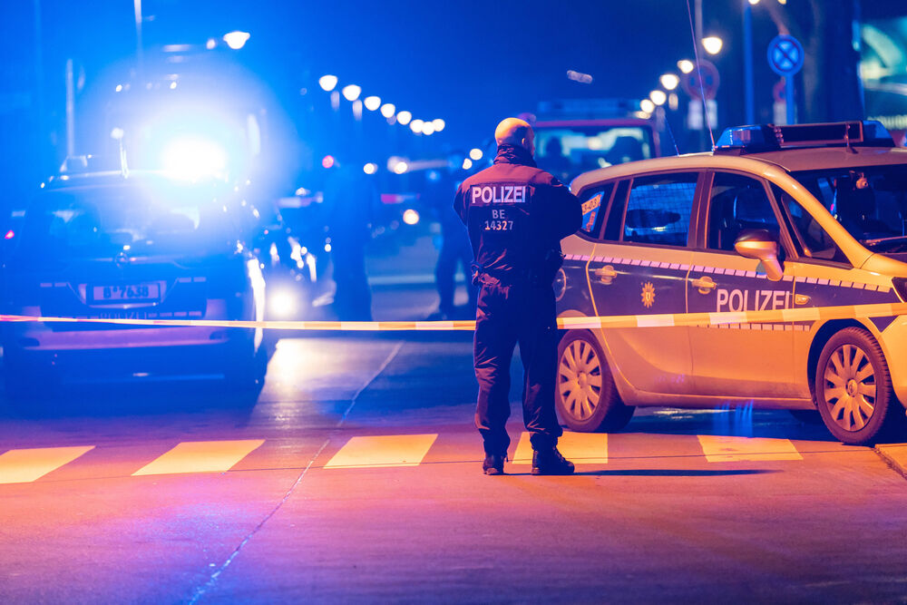Panik in Hamburger Einkaufszentrum – Mann mit Handgranate bedroht Wachleute und Passanten!