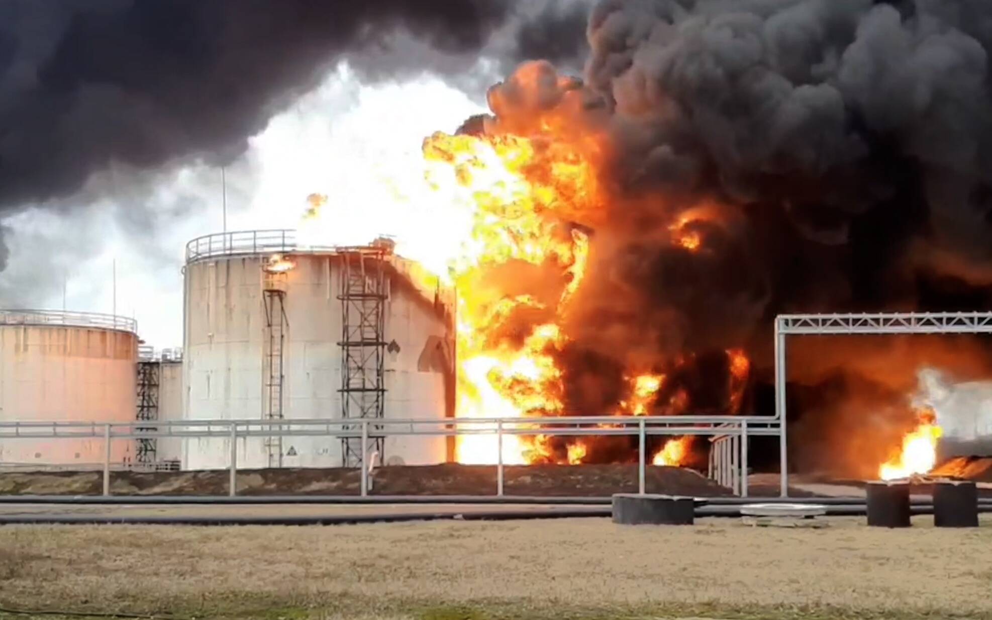 Feuer in russische Ölraffinerie! Ukrainischer Drohnenangriff im Herzen Russlands erfolgreich!
