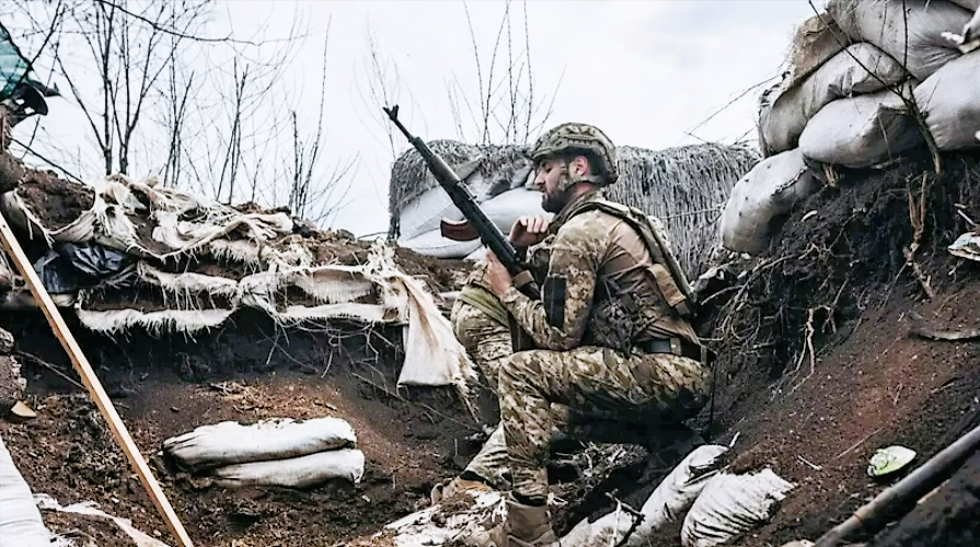 Eier aus Stahl! Video zeigt: Ukrainischer Soldat vollkommen unbeeindruckt von starkem Beschuss