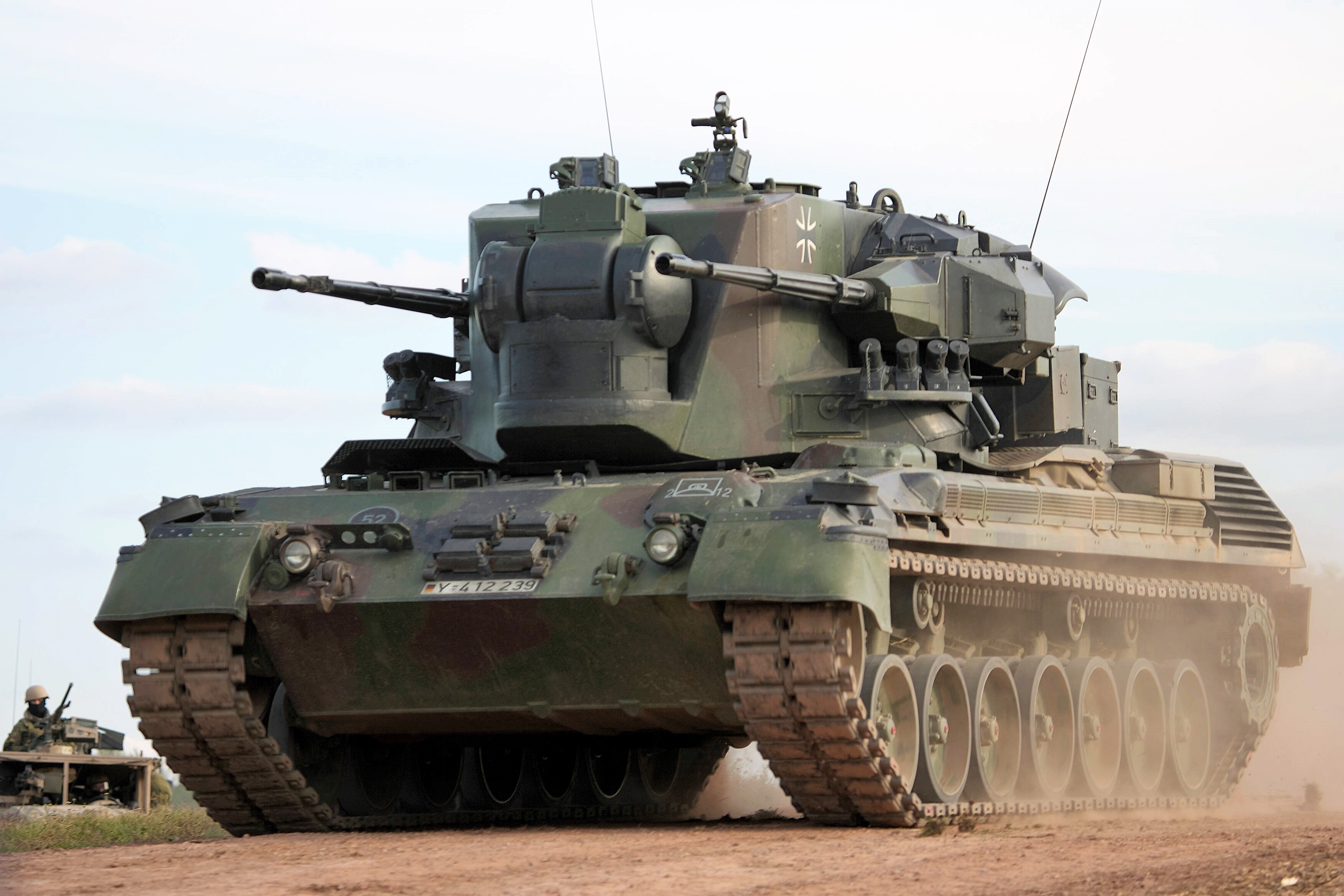 Spektakuläres Video zeigt: Russische Drohne schlägt auf Gepard-Panzer auf - Deutscher Panzer offenbar nicht zerstört