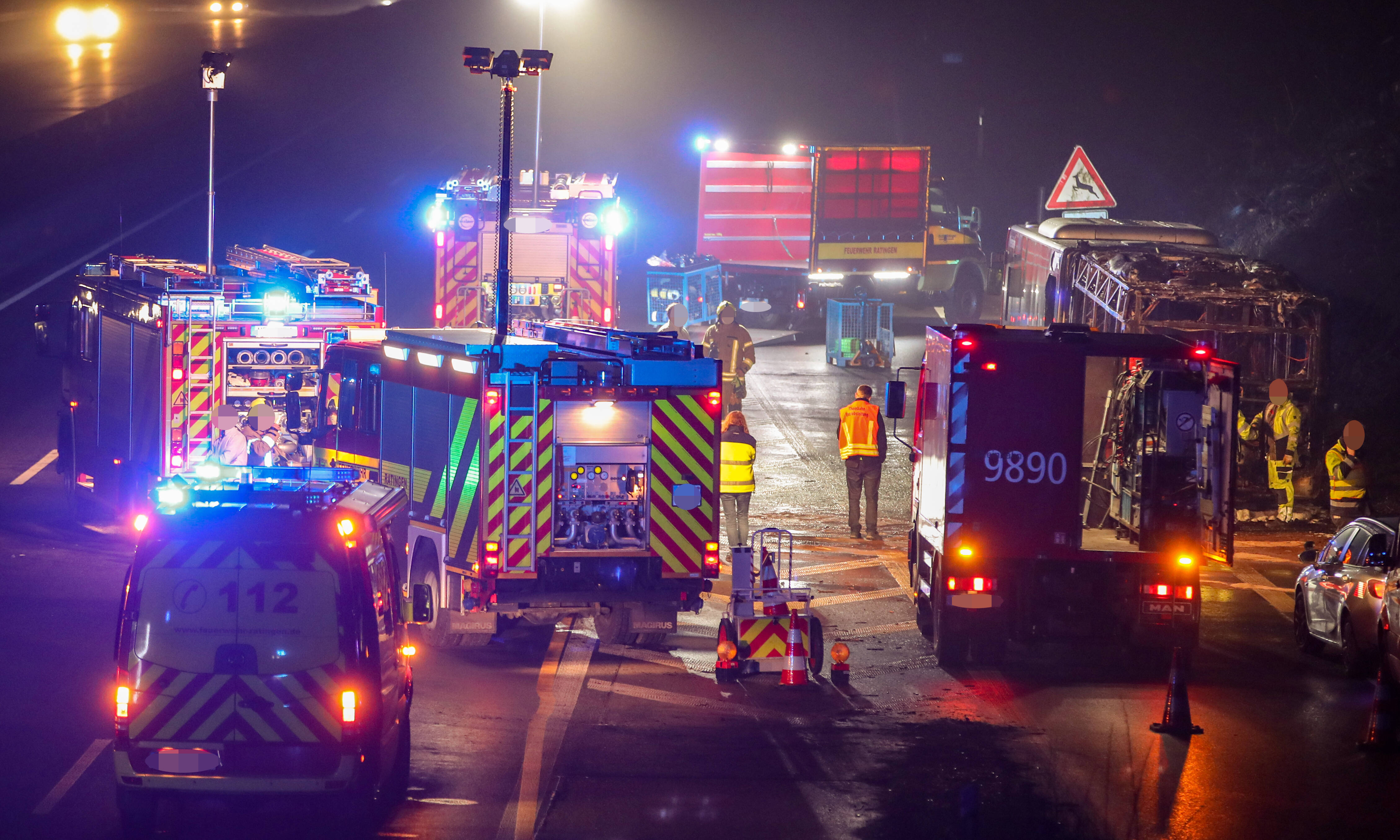 Reisebus verunglückt! 52 Personen verletzt - Bus rast in Tanklaster! Schwerer Unfall auf der Autobahn