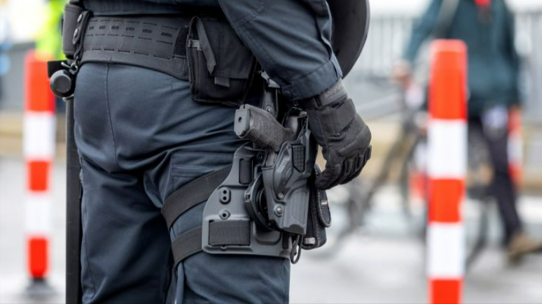 Spektakuläre Festnahme am Frankfurter Flughafen: Gesuchter Killer in Handschellen abgeführt! 