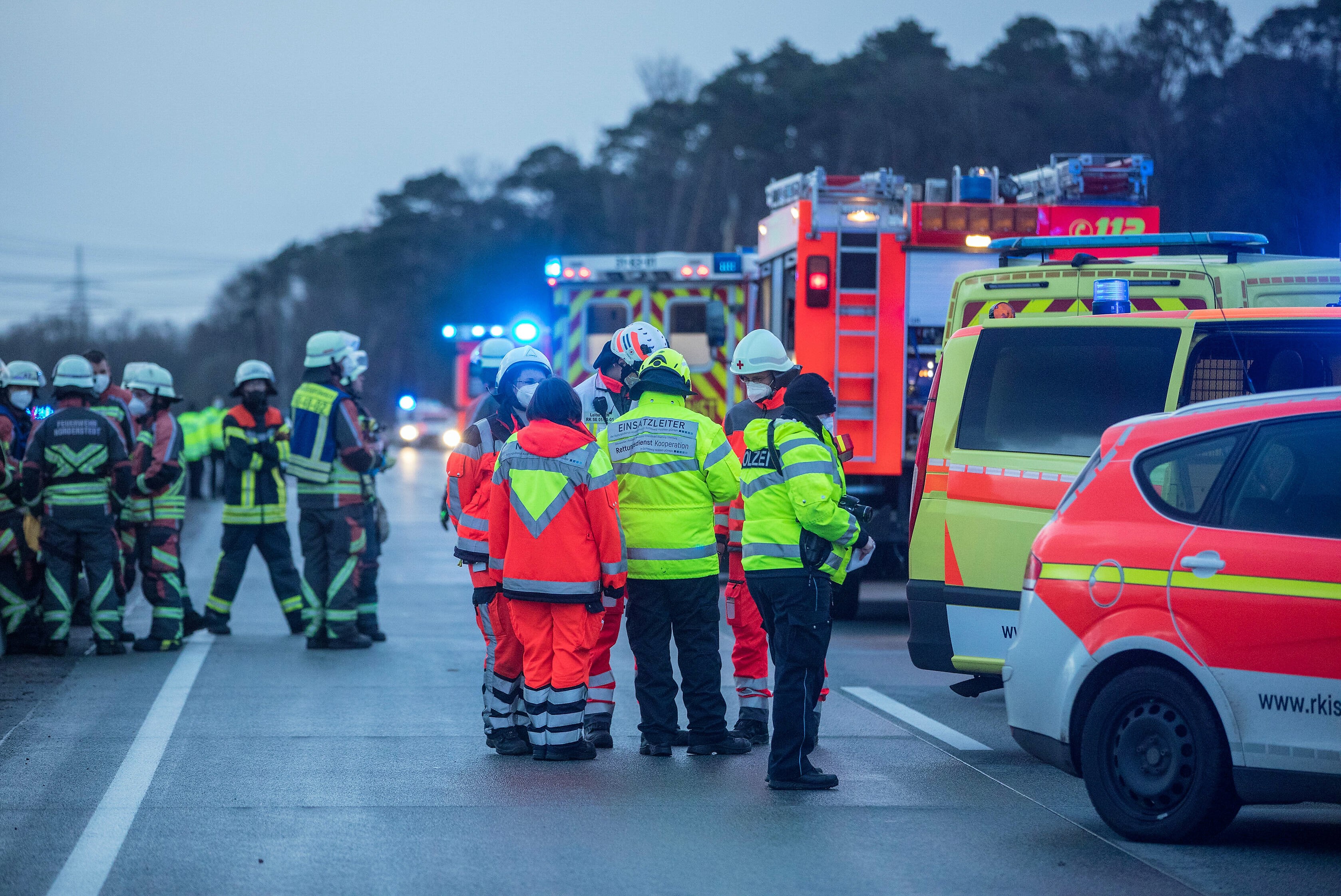 Vollsperrung! Schwerer Unfall nach Reifenschaden auf der Autobahn - Menschen schwer verletzt!