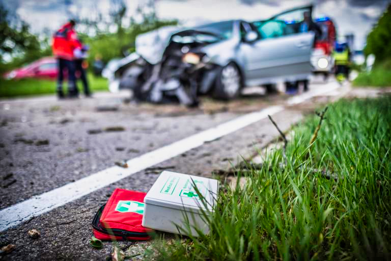 Golf-Fahrer begeht Fahrerflucht - Kurz darauf knallt er gegen einen Baum und stirbt! Was ist passiert?