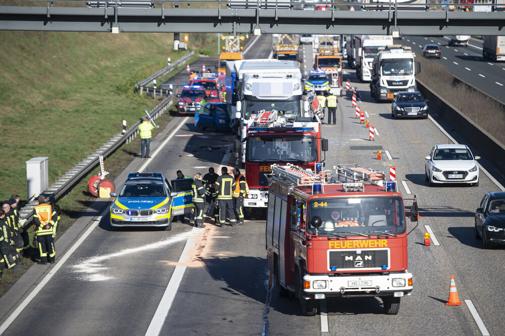 Vollsperrung nach schwerem Unfall! Zwei Menschen schwer verletzt - Bergungsarbeiten laufen!