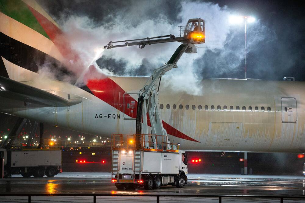 Unfall an Flughafen - Mitarbeiter von laufenden Triebwerk eingesaugt und zerfetzt!