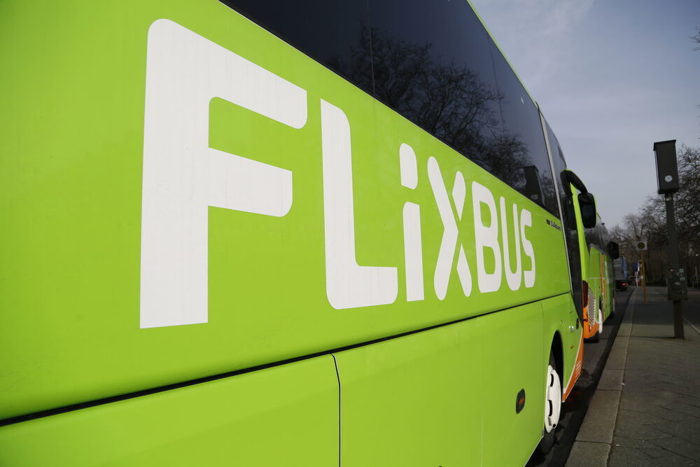 Schwerer Reisebus-Unfall auf der Autobahn - Ein Todesopfer und 76 Verletzte nach Flixbus-Crash