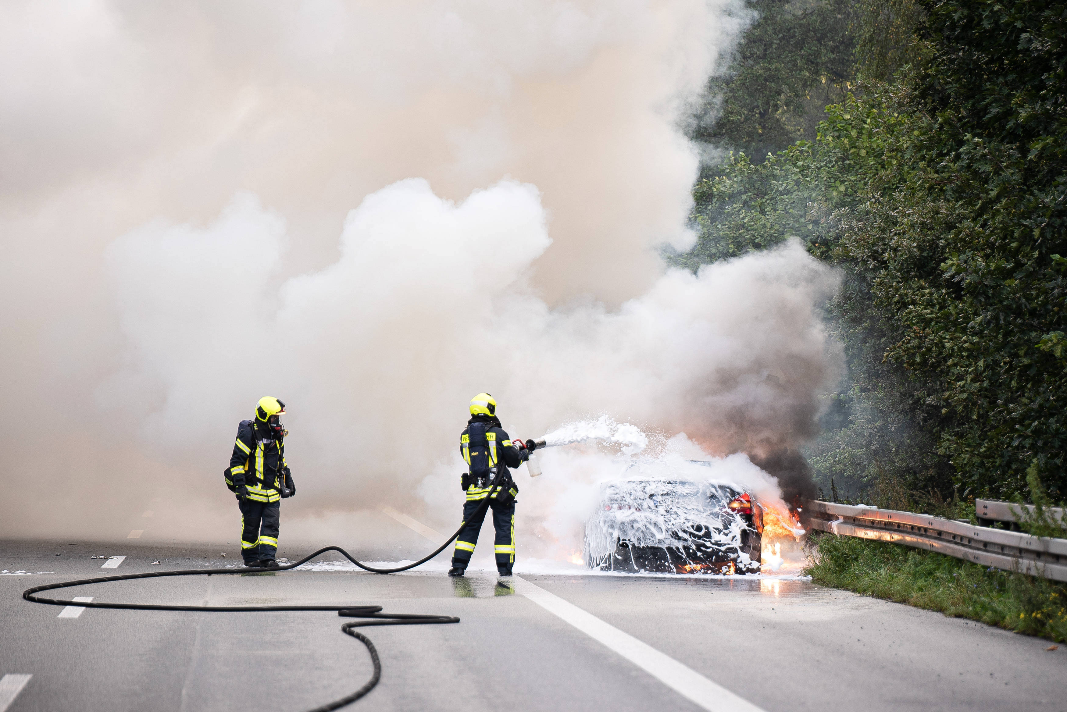 Vollsperrung auf der Autobahn! Polizeiauto kracht in Wohnmobil - 4 Personen verletzt nach schwerem Unfall