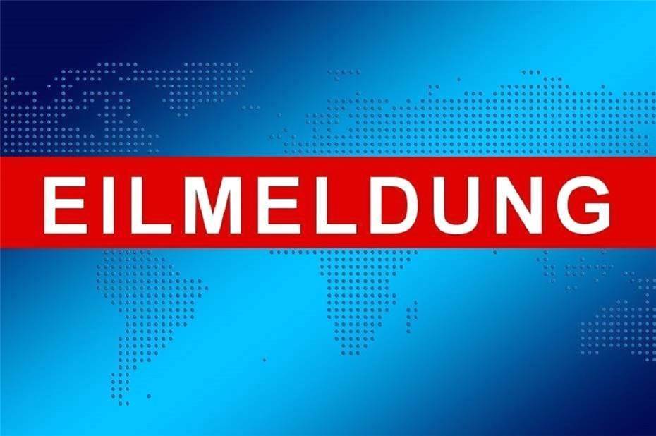Polizisten erschießen Angreifer! Mann geht auf Nachbarn und Polizisten mit Säbel los!