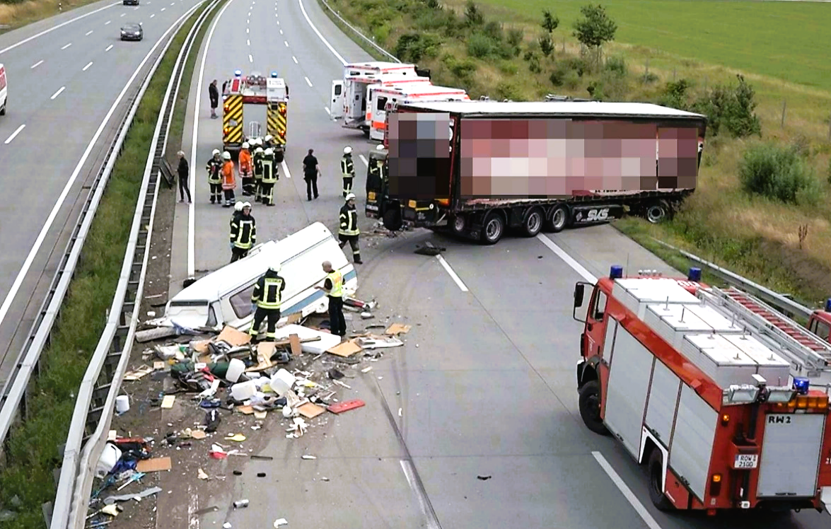 Frau auf Autobahnraststätte überfahren! LKW fährt einfach weiter - Lebensgefahr!
