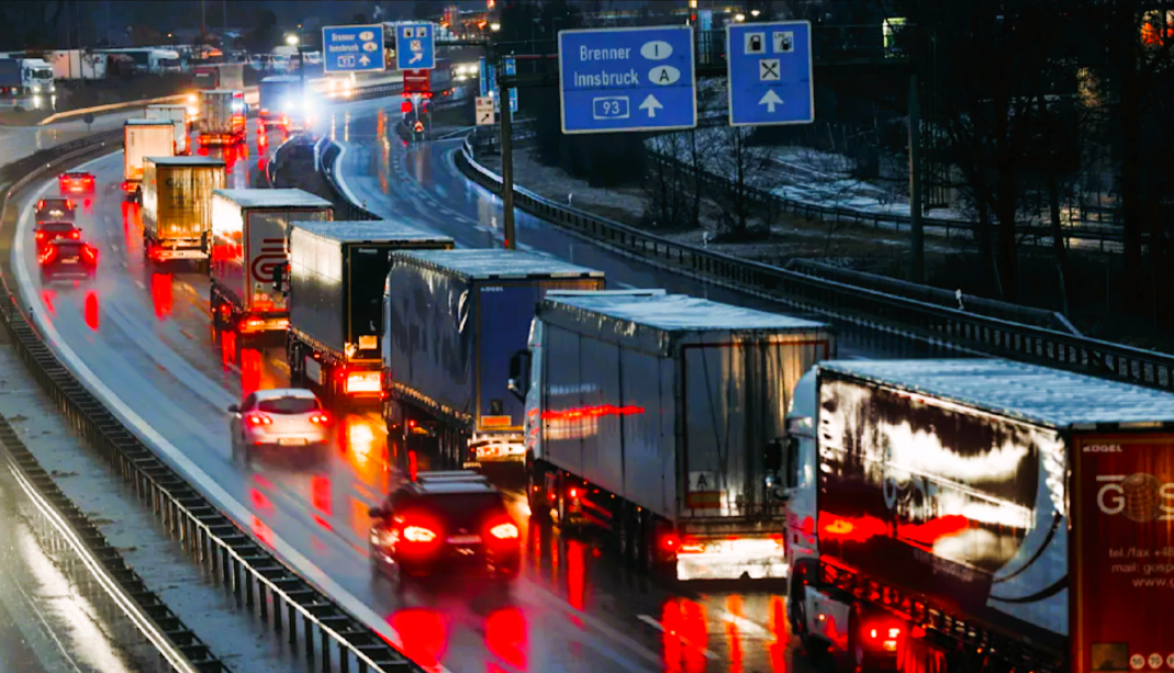Österreich schließt die Grenzen! 110 Kilometer Stau - Reisende und Touristen geschockt!