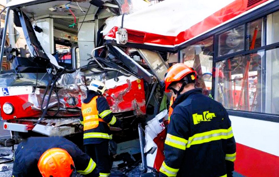Menschen zwischen Straßenbahnen eingeklemmt! Schweres Unglück - Einsatzkräfte melden zahlreiche Verletzte