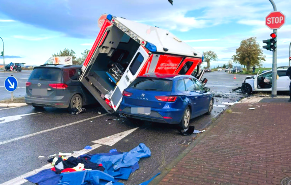 NRW: Eilmeldung! Rettungswagen verunglückt im Einsatz - Notarzt und 7 Menschen schwer verletzt!