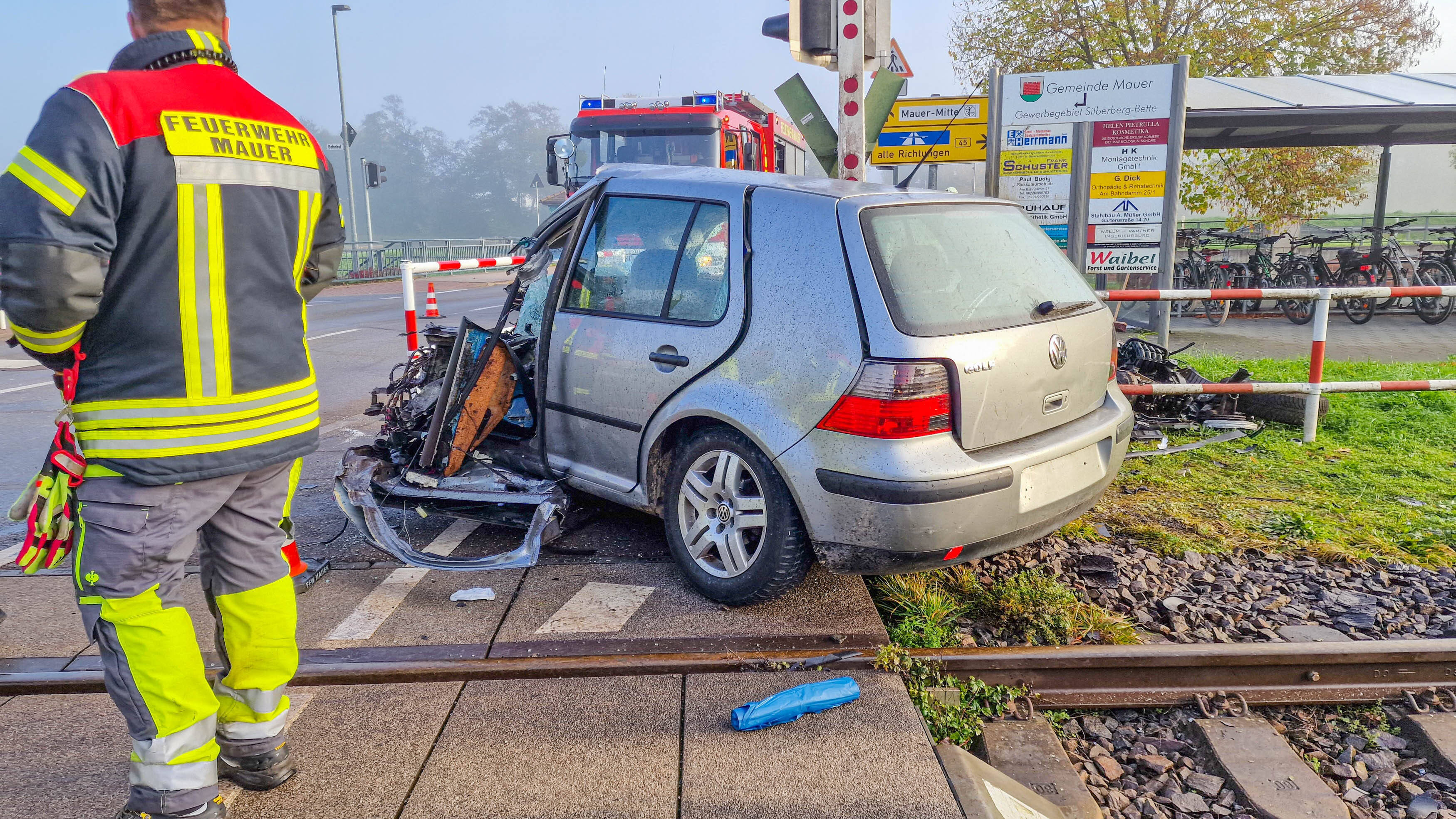 Bahnstrecke gesperrt! Zug erfasst Fahrzeug auf den Schienen - Fahrer noch im Wagen!
