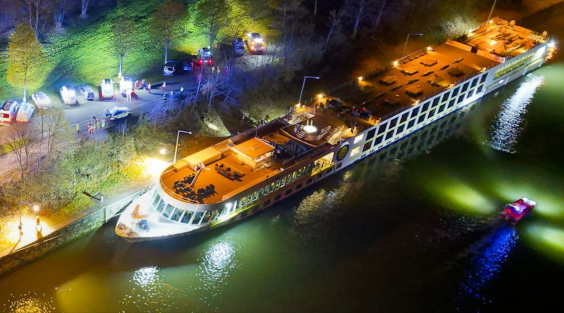 Kreuzfahrtschiff verunglückt! 17 Passagier verletzt weil Schiff an Schleusenmauer fuhr