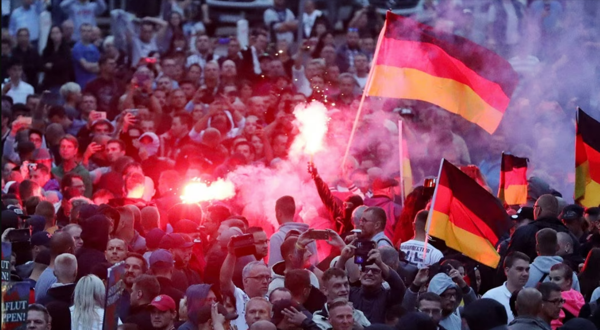 155 Polizisten verletzt! Krawall in der Regionalliga! Trainer von Steinen getroffen 