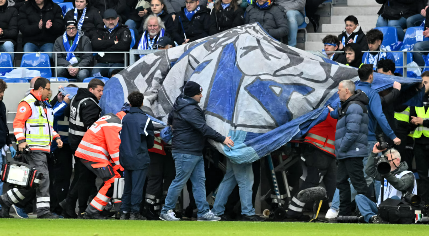 Fußballfan stürzt vor einfahrenden Regionalexpress - Lebensgefahr nach dem Liga-Spiel! 