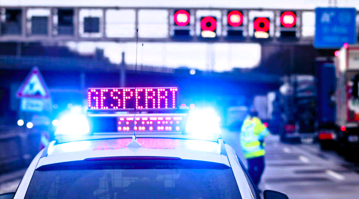 Vollsperrung! Schwerer Unfall auf der Autobahn - Unfallfahrzeug kracht in die Bäume und wird zerrissen