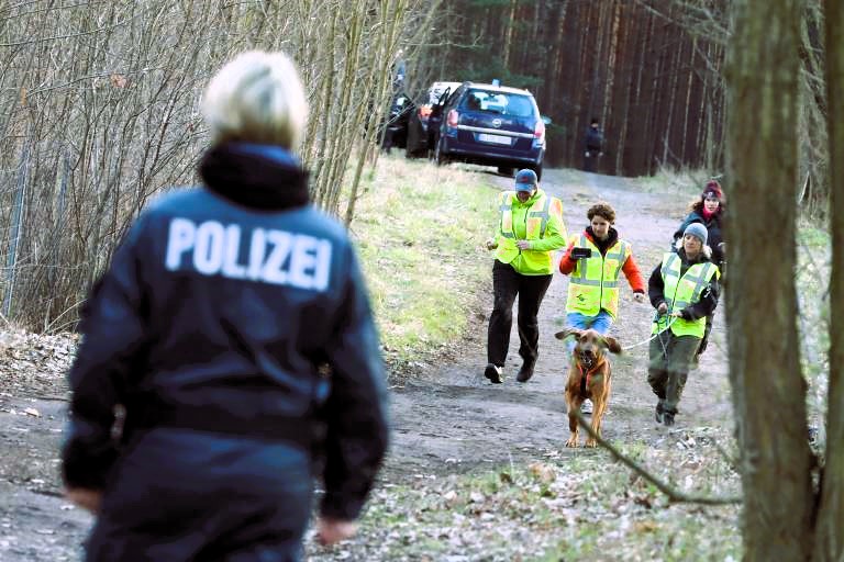Eilmeldung! Joggerin von unbekanntem Täter niedergestochen und schwer verletzt