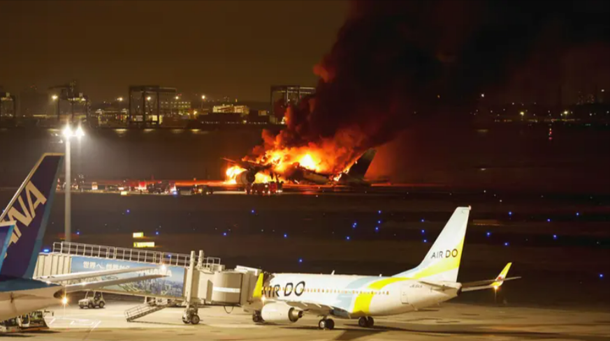 Notlandung! 400 Passagiere an Bord! Explosion im Flug! Flammen schlagen aus der Maschine