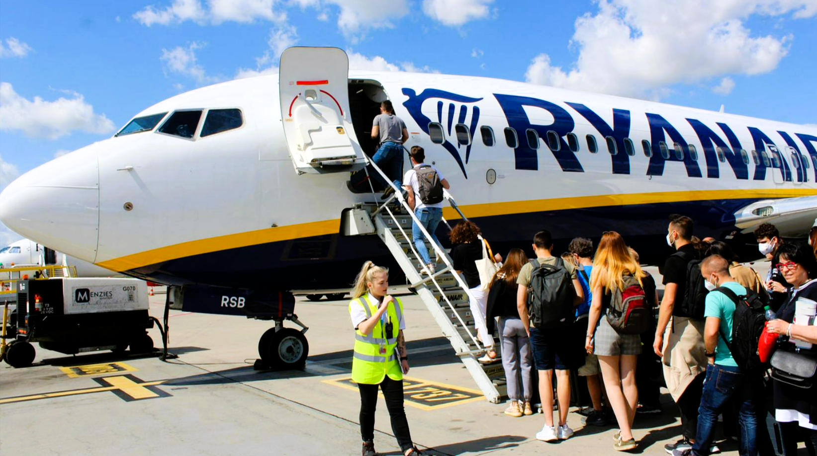 Deutsche Ryan-Air Passagiere brechen am Flughafen zusammen! Ryan-Air-Flug mit 17 Stunden Verspätung
