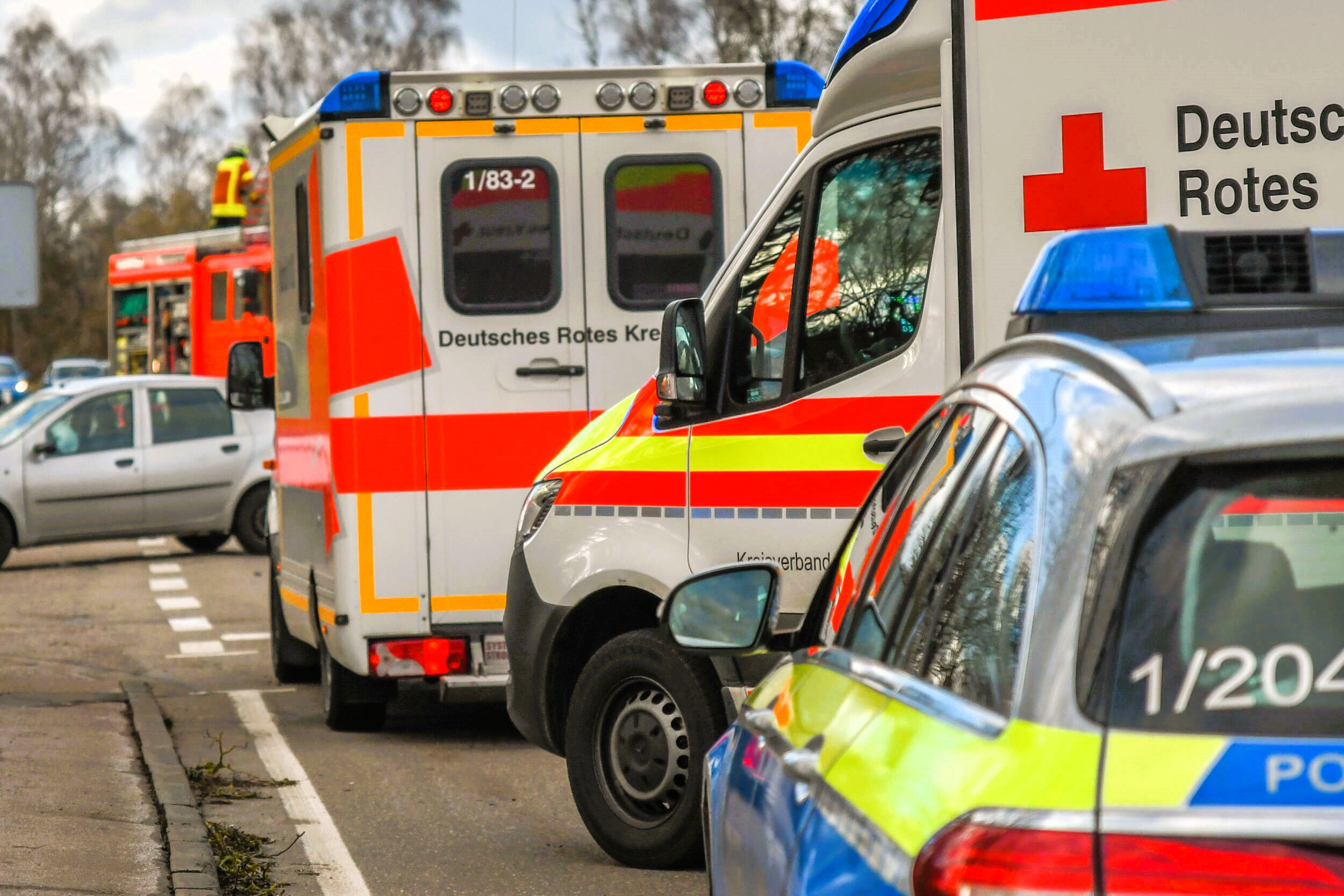 Eilmeldung! Ampelmast erschlägt Passantin - Frau tot nach tragischem Unfall!