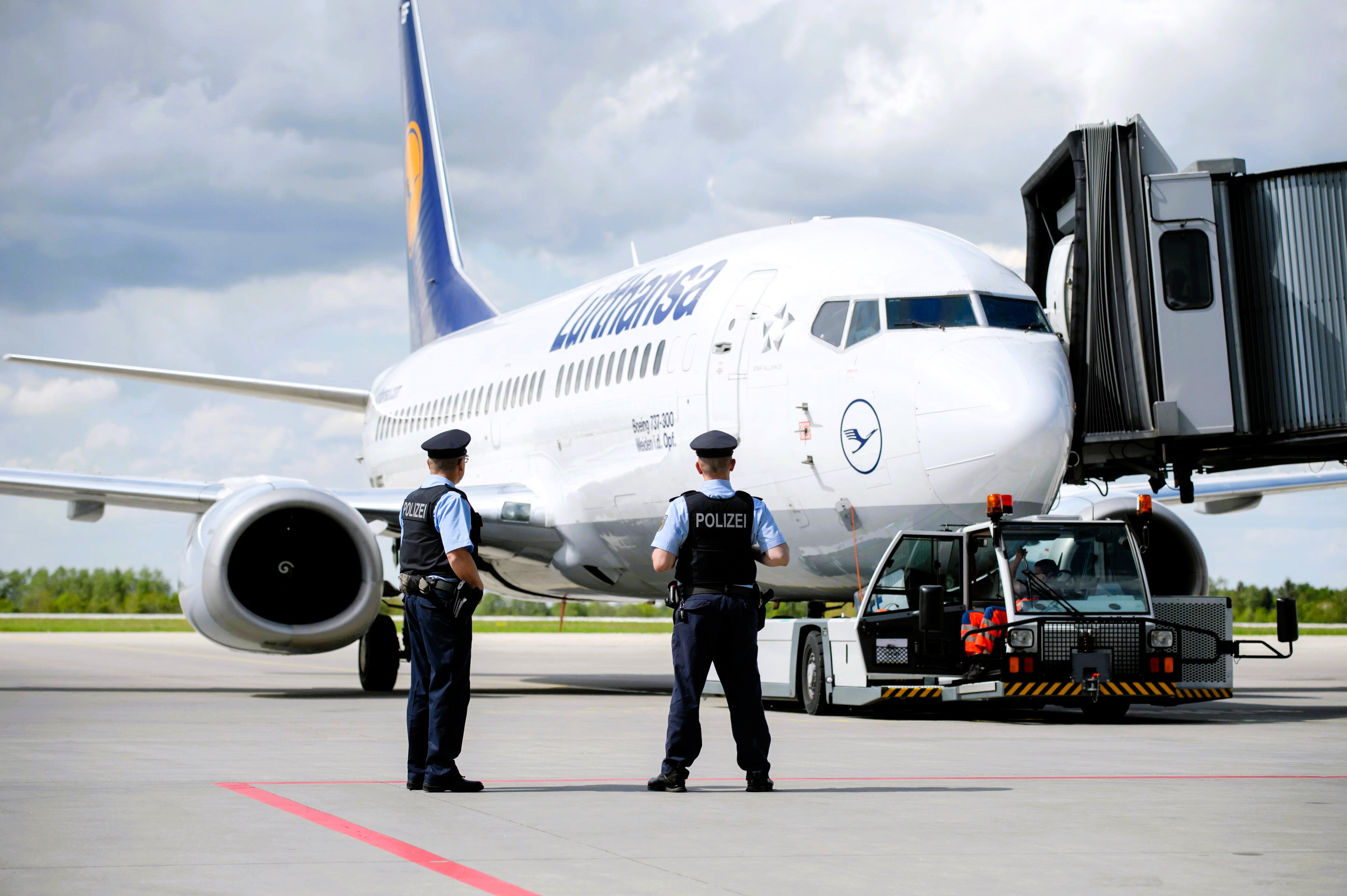 Unfall-Drama am Flughafen: Frau stirbt, eingeklemmt im Gepäckband!