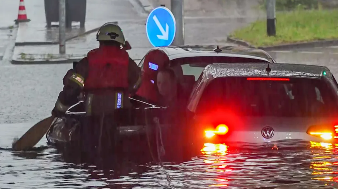 Unwetter-Chaos über Deutschland! Ausnahmezustand – Straßen überflutet, Autos weggespült, Menschenleben in Gefahr!