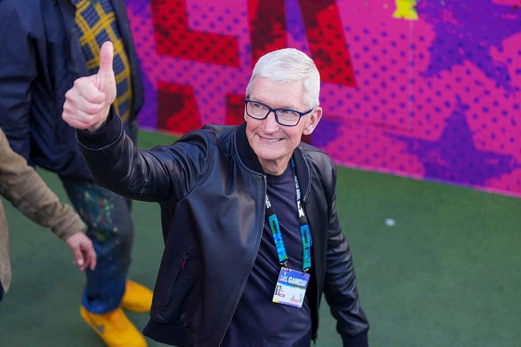 Trump onthult intiem telefoontje van Tim Cook: hun band verrast iedereen