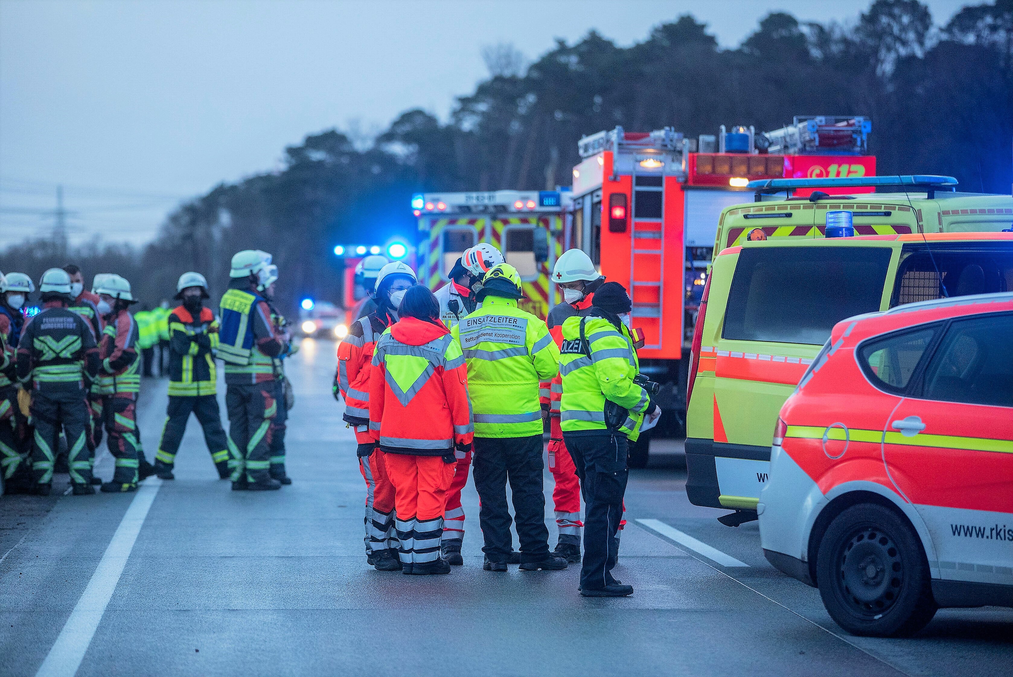 Familie bei Unfall fast ausgelöscht! Tödlicher Unfall fordert 2 Todesopfer, Retter entsetzt