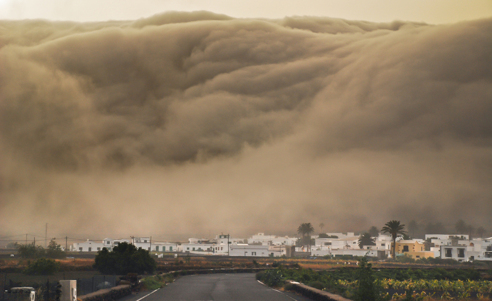 Massive Welle zieht mehrere Touristen ins Meer! Spanische Urlaubsinsel wird zum Albtraum