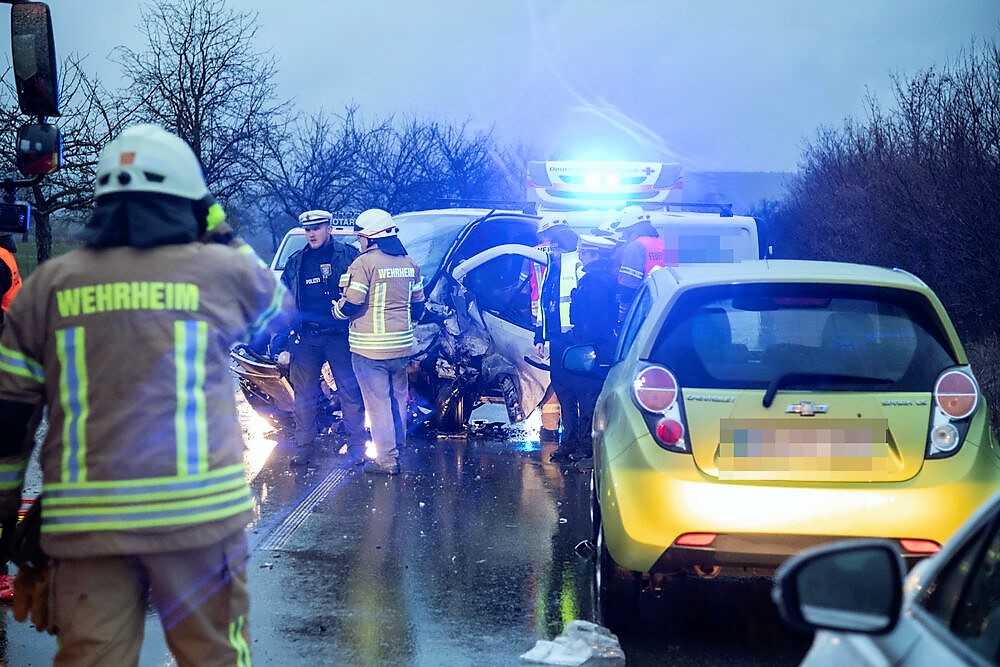 Unglaubliches Wunder: Totgeglaubter Motorradfahrer zeigt plötzlich Lebenszeichen – Reporter rettet ihn im letzten Moment!
