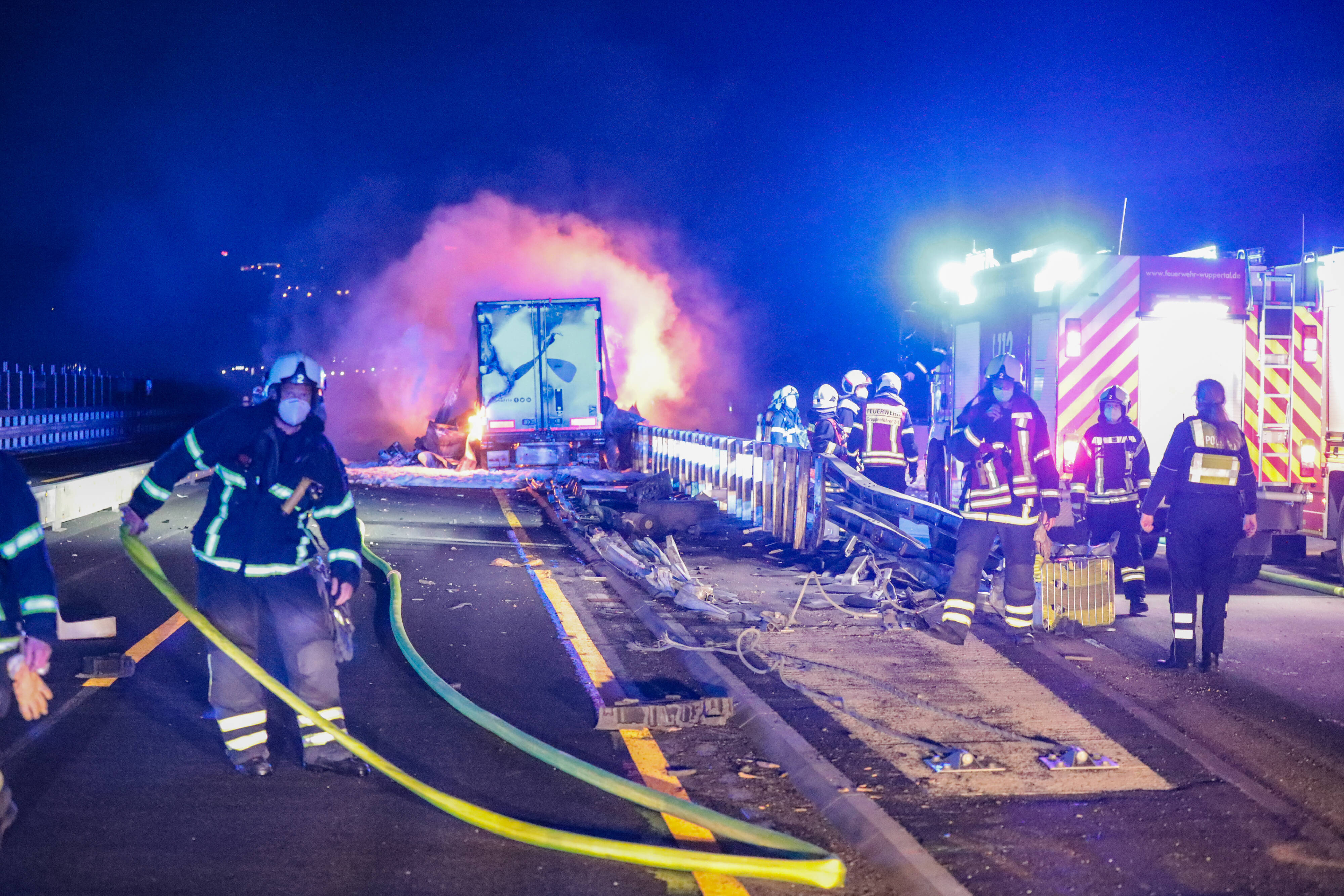 Vollsperrung - Unfall auf der Autobahn - Mehrere Menschen verletzt - Rettungshubschrauber kam zum Einsatz
