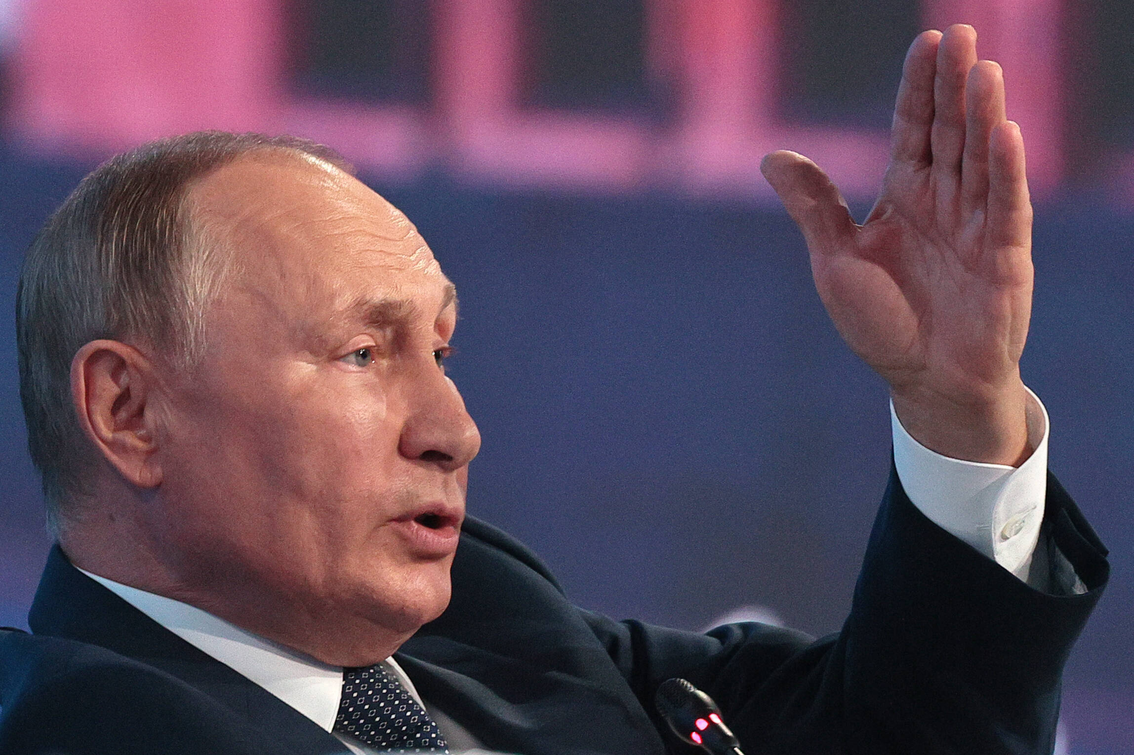 Schock Auftritt von Wladimir Putin! Verstörendes Video geht viral - Russen in Sorge über Putins Gesundheitszustand