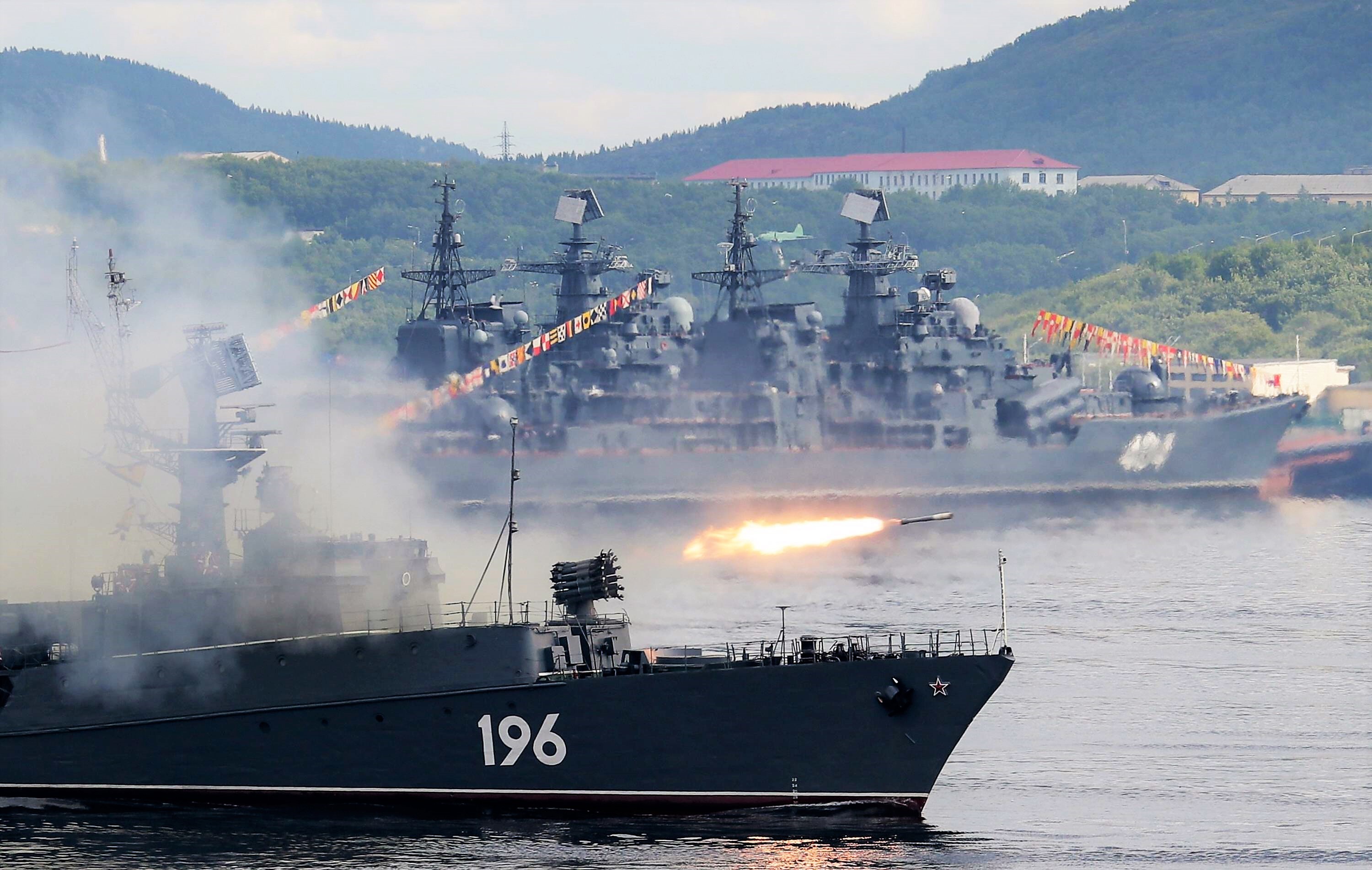 Unglaubliches Video von ukrainischer Geheimwaffe! Nachtangriff auf russisches Kriegsschiff!