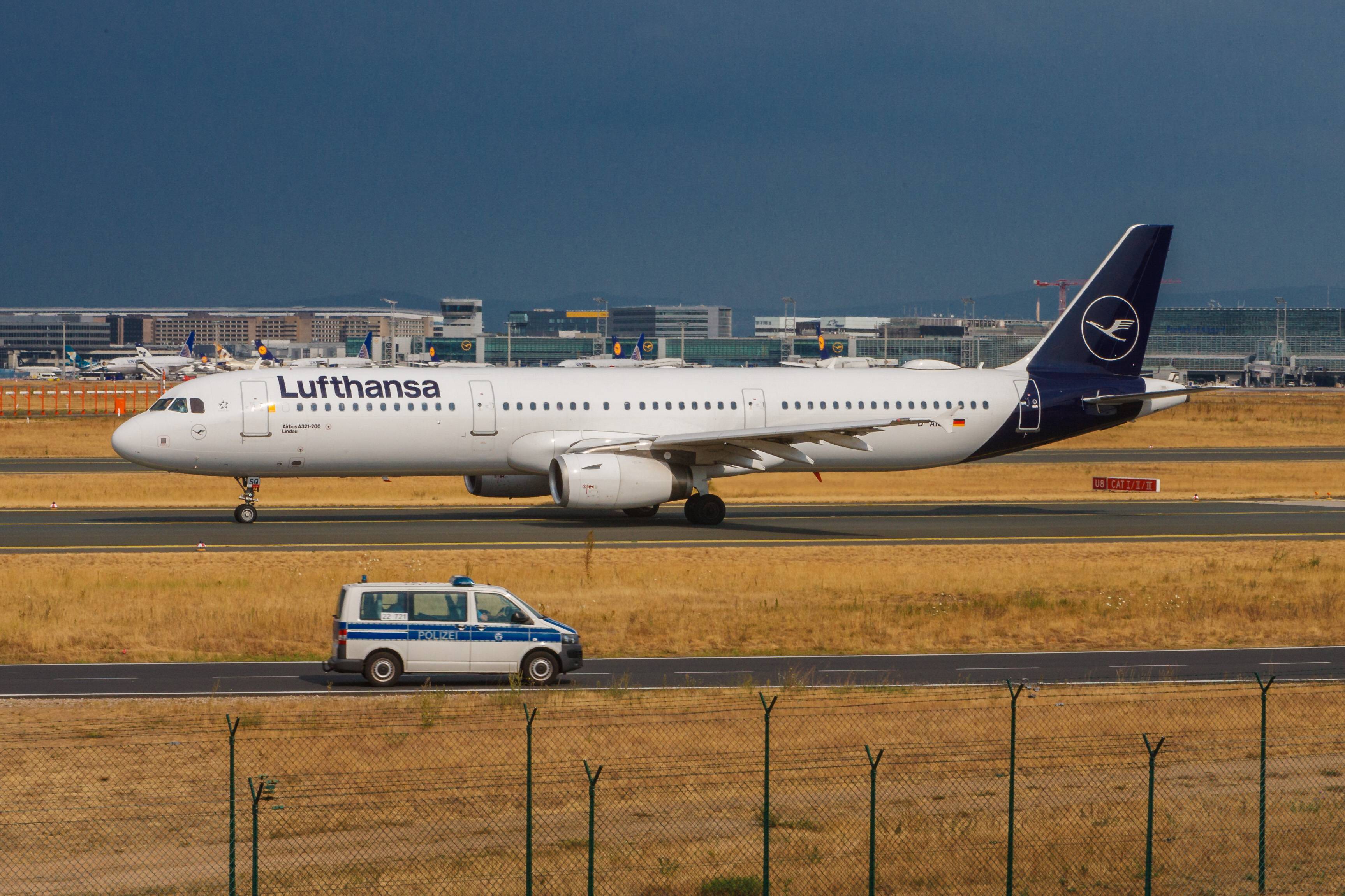 Notlandung! Steward stirbt auf Linienflug! Todesfall im Flug schockt Crew und Passagiere