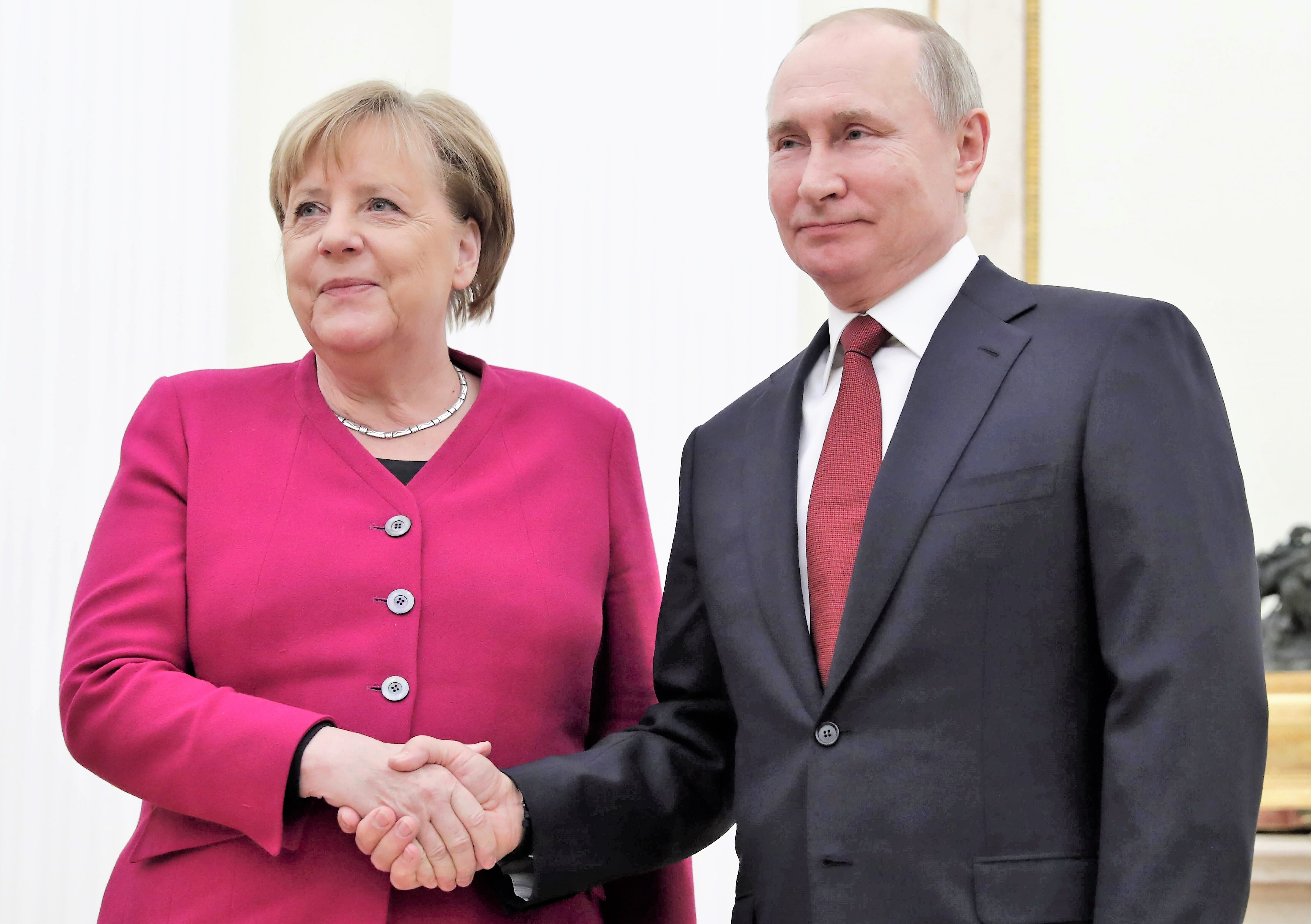 Endlich! Angela Merkel reagiert auf Vorwürfe - Jetzt verteidigt die Kanzlerin ihre Russland-Politik