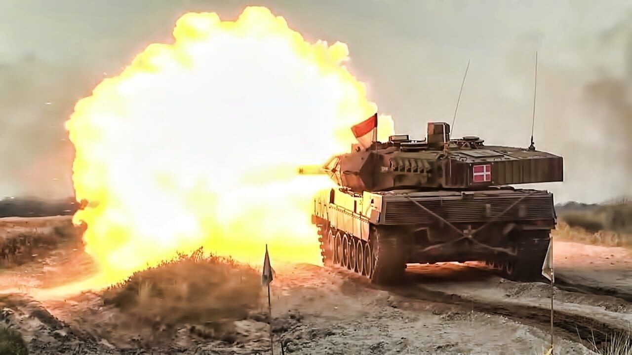 Irres Video - russischer Panzer flieht vor Drohne! Besatzung kämpft verzweifelt um Ihr Leben!