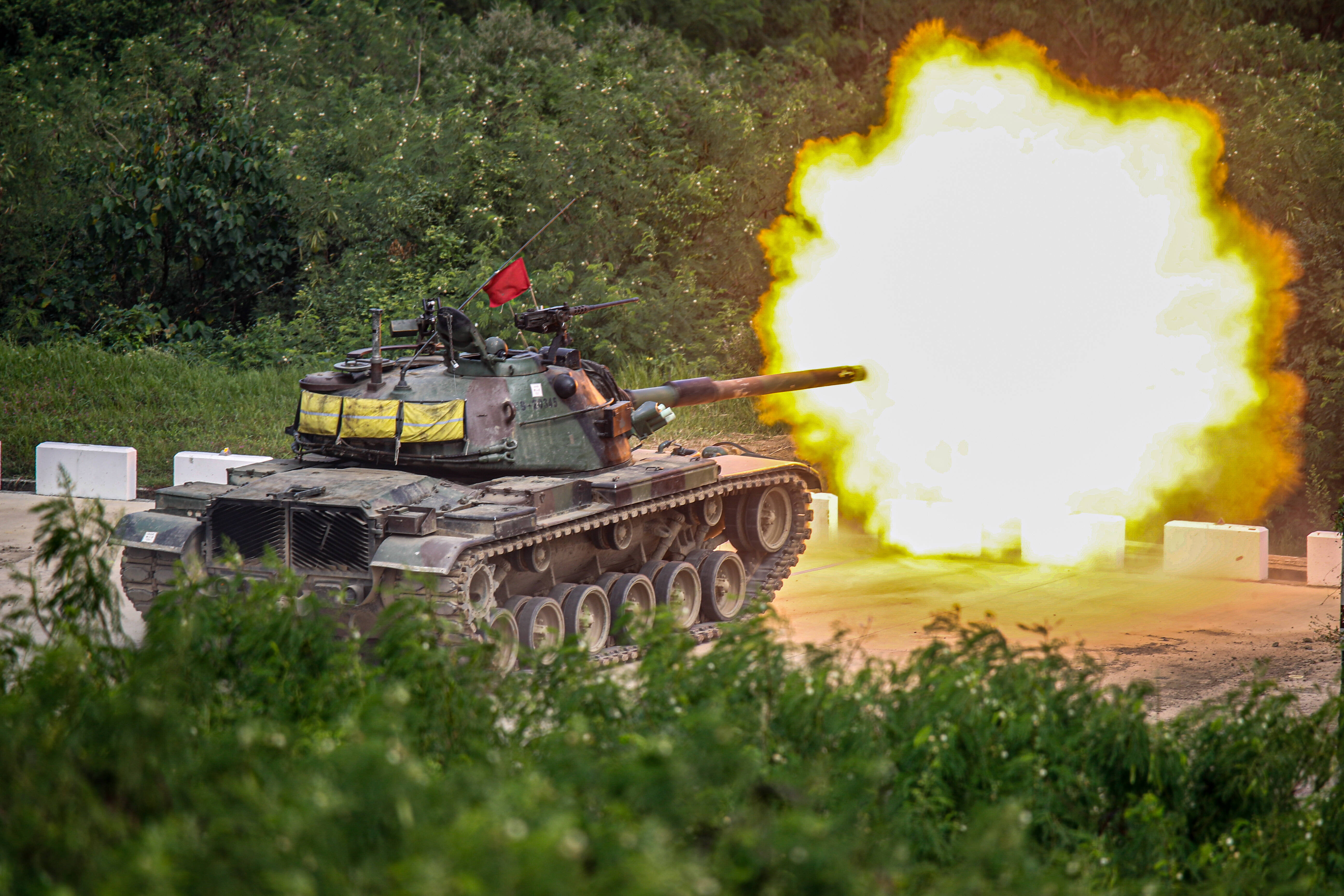 Besonderes Video! Direkte Panzerschlacht gefilmt! Ukrainischer Kampfpanzer zerstört russischen Tank!