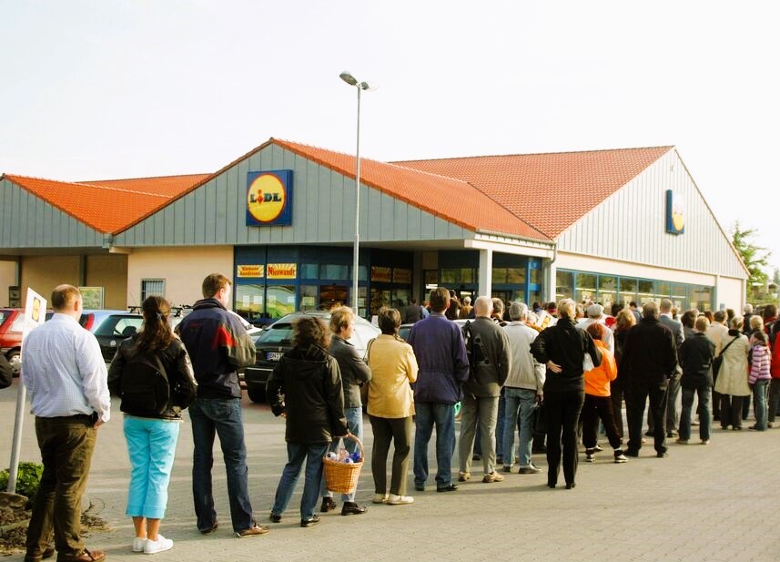 Axt-Angriff im Lidl! Mehrere Menschen verletzt! Angreifer mit Axt und Messer geht auf Kunden von Lidl los