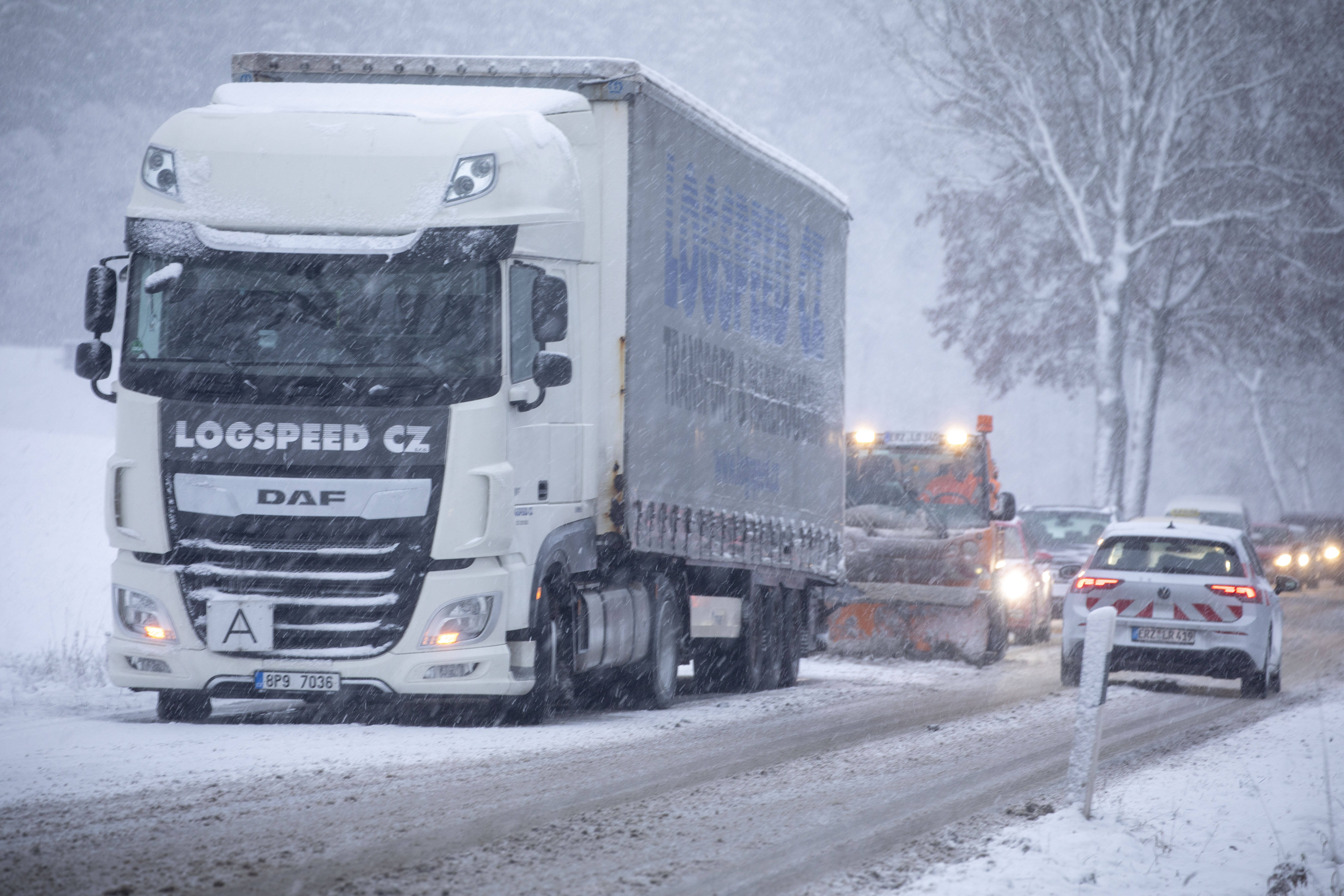 Amtliche Wetterwarnung! Unwetterartiges Blitzeise erwartet - sogar Stromversorgung kann ausfallen!