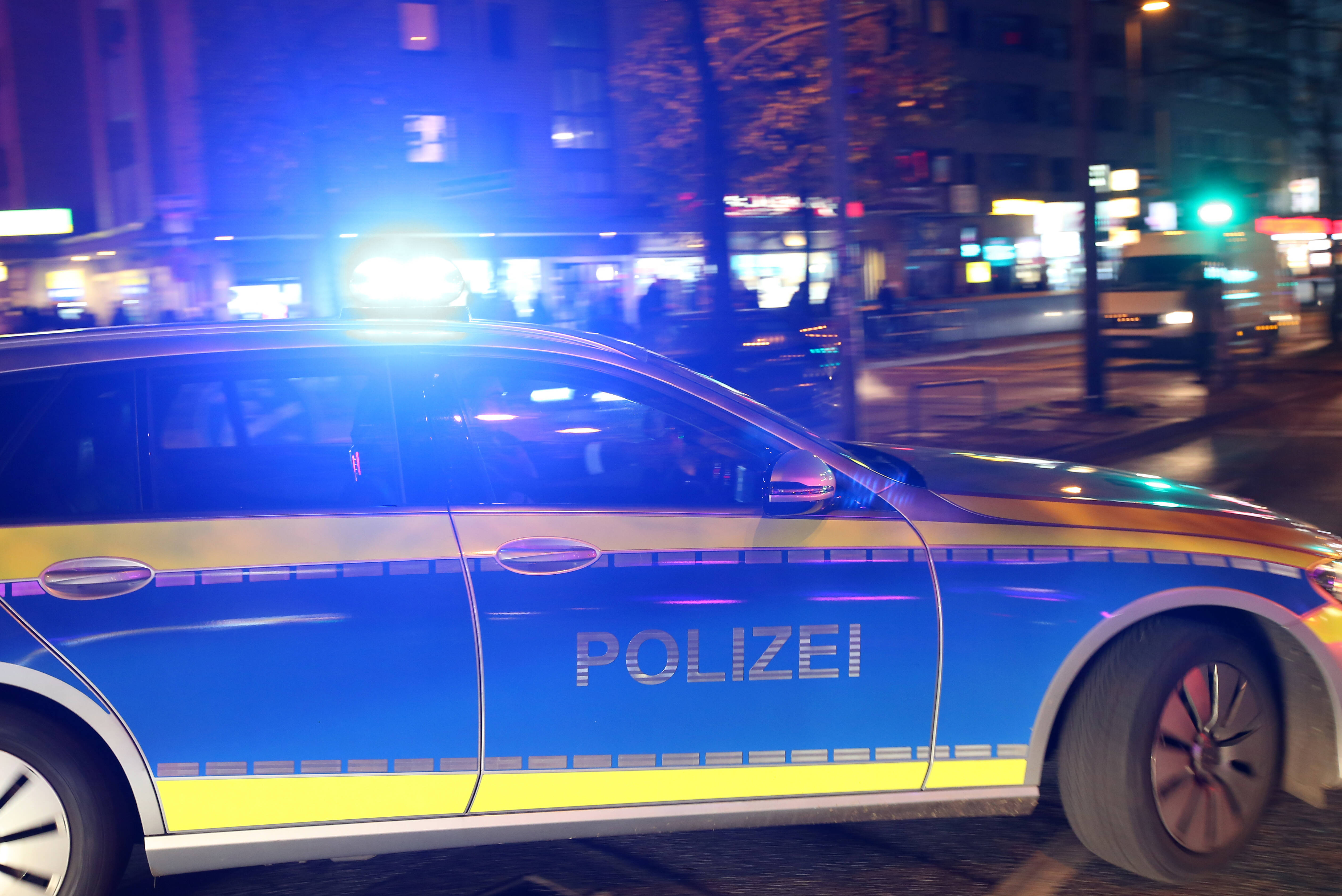 Millionenraub bei Geldtransport-Firma - Blondine mit riesiger Beute auf der Flucht