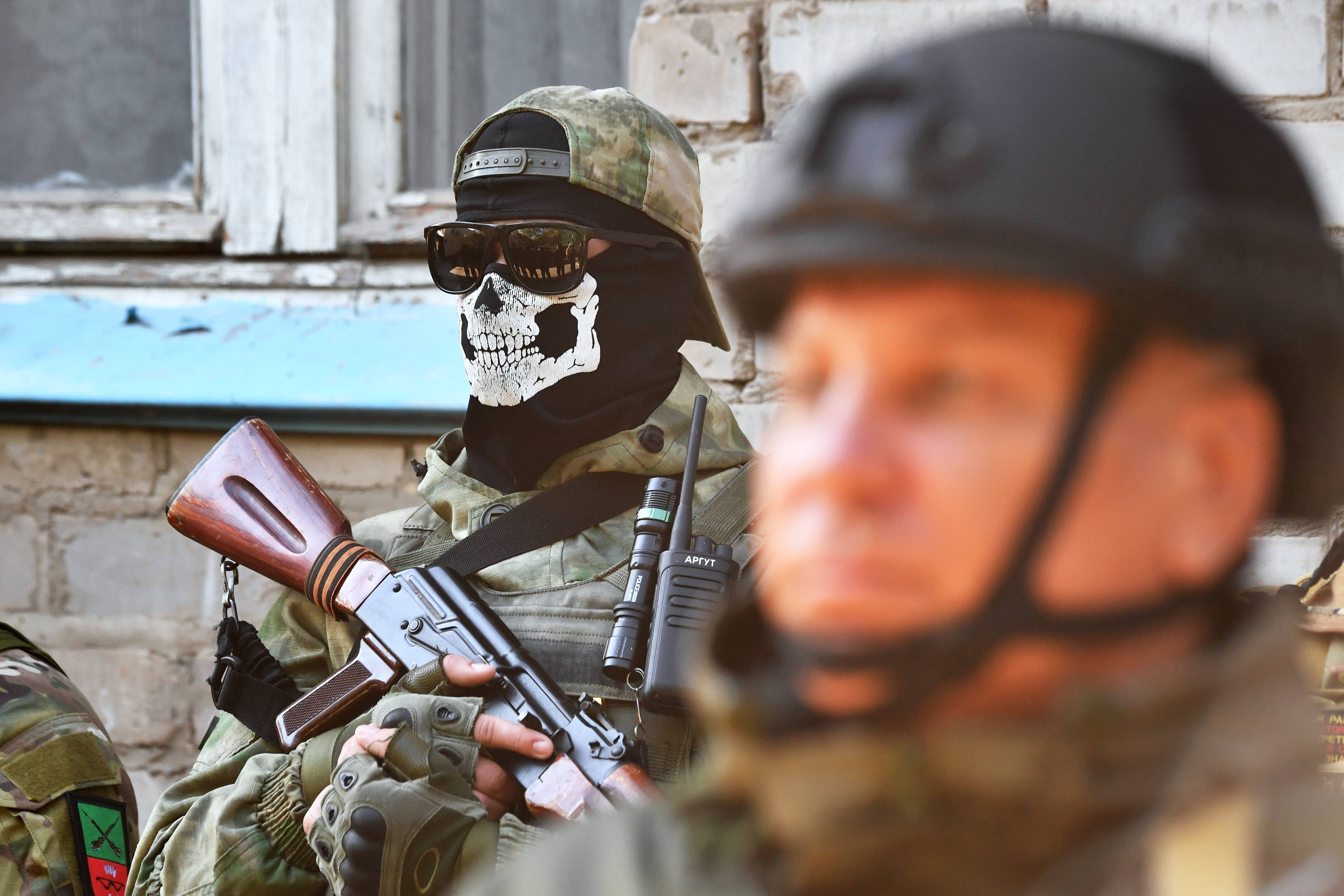 Putin begnadigt sogar Oma-Killer nach Kampfeinsatz in der Ukraine! Verlogenes Schmierentheater im Kreml!