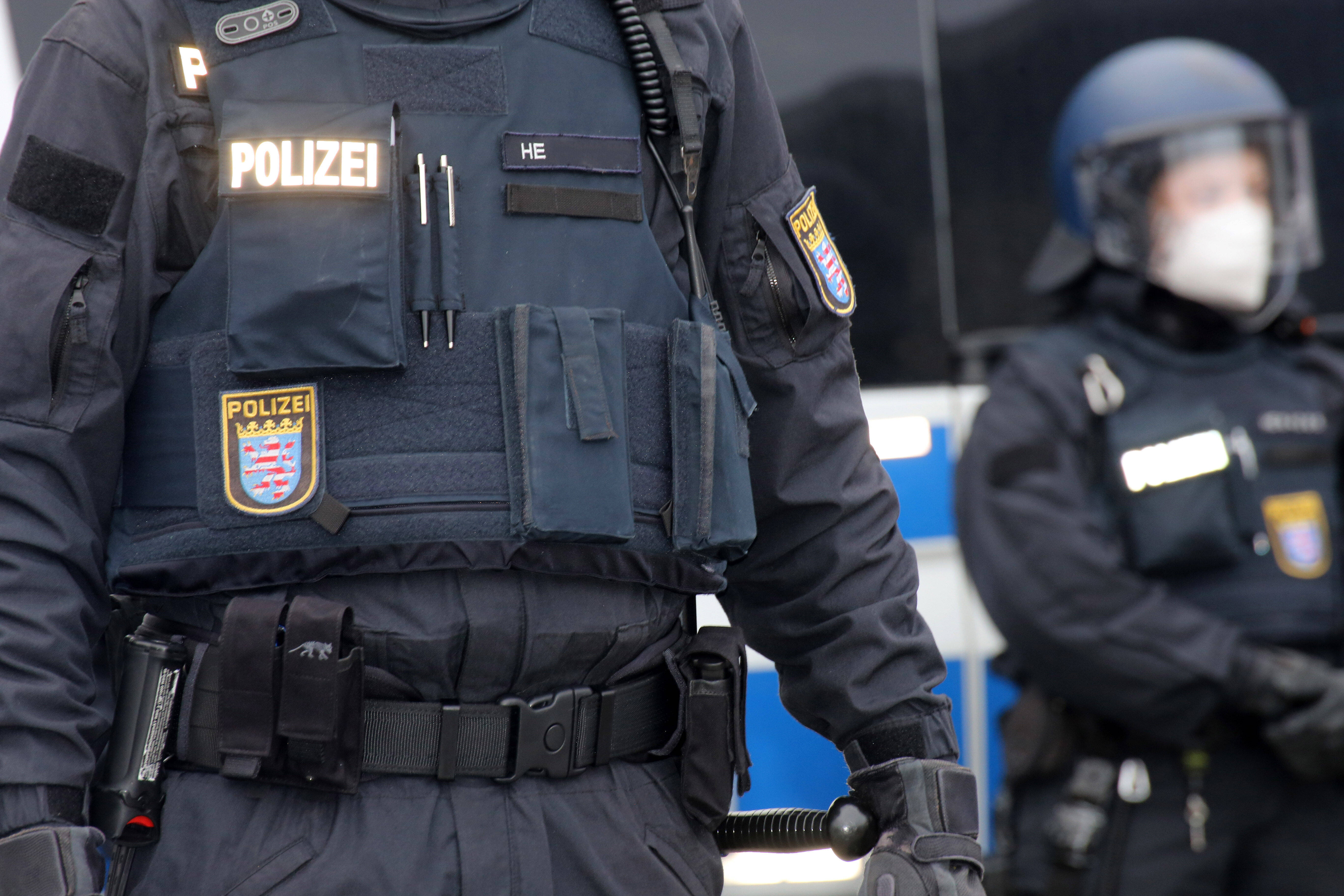 Panik in Hamburger Einkaufszentrum – Mann mit Handgranate bedroht Wachleute und Passanten!
